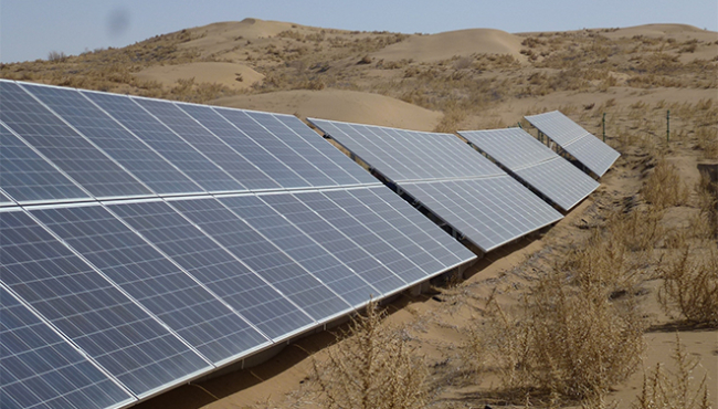 Solarzellen in der Wüste nebeneinander aufgereiht